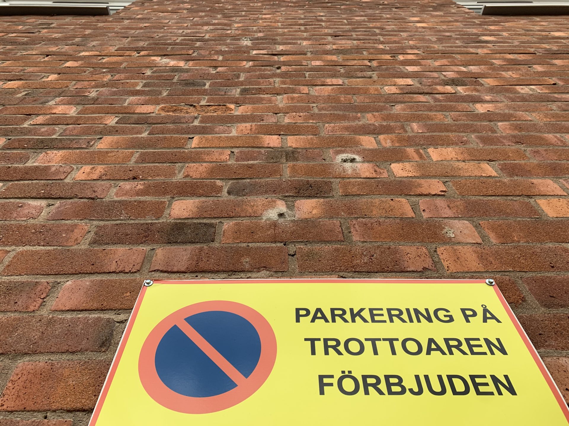 Bra boende i Avesta Krylbo. P-skylt på bred trottoar.